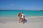 Felizes da vida na praia de Shoal Bay East, em Anguilla (Caribe)